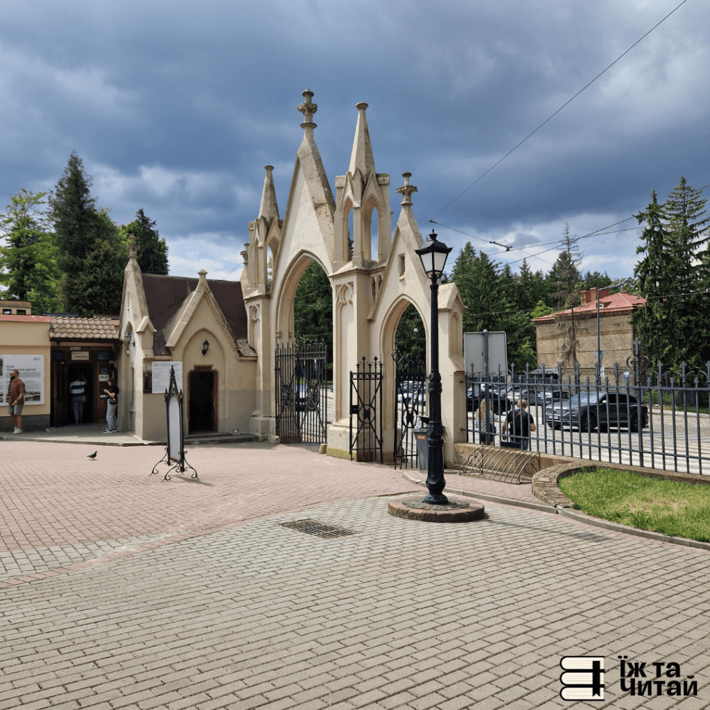 Могили відомих письменників на Личаківському&nbsp;цвинтарі