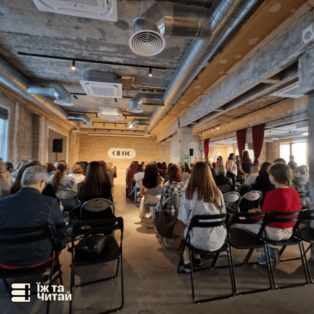 Глядачі зібралися на презентацію книги Артура Дроня «Гемінґвей нічого не знає» у книгарні «Сенс».